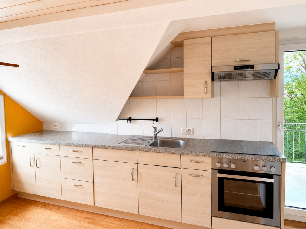 Modernisierte 3.5-Zimmer Dachwohnung mit Balkon und Traumaussicht
