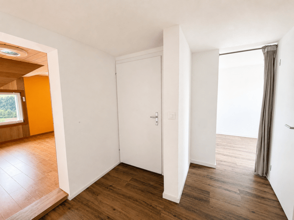 Modernisierte 3.5-Zimmer Dachwohnung mit Balkon und Traumaussicht 2