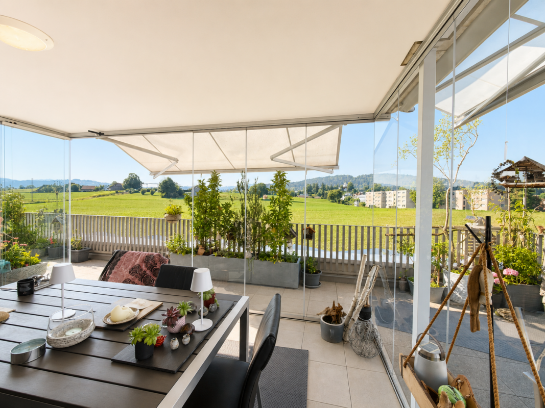 5.5-Zimmer-Attikawohnung mit 150 m² Rundumterrasse, Weitsicht und direktem Terrassenzugang aus jedem Zimmer