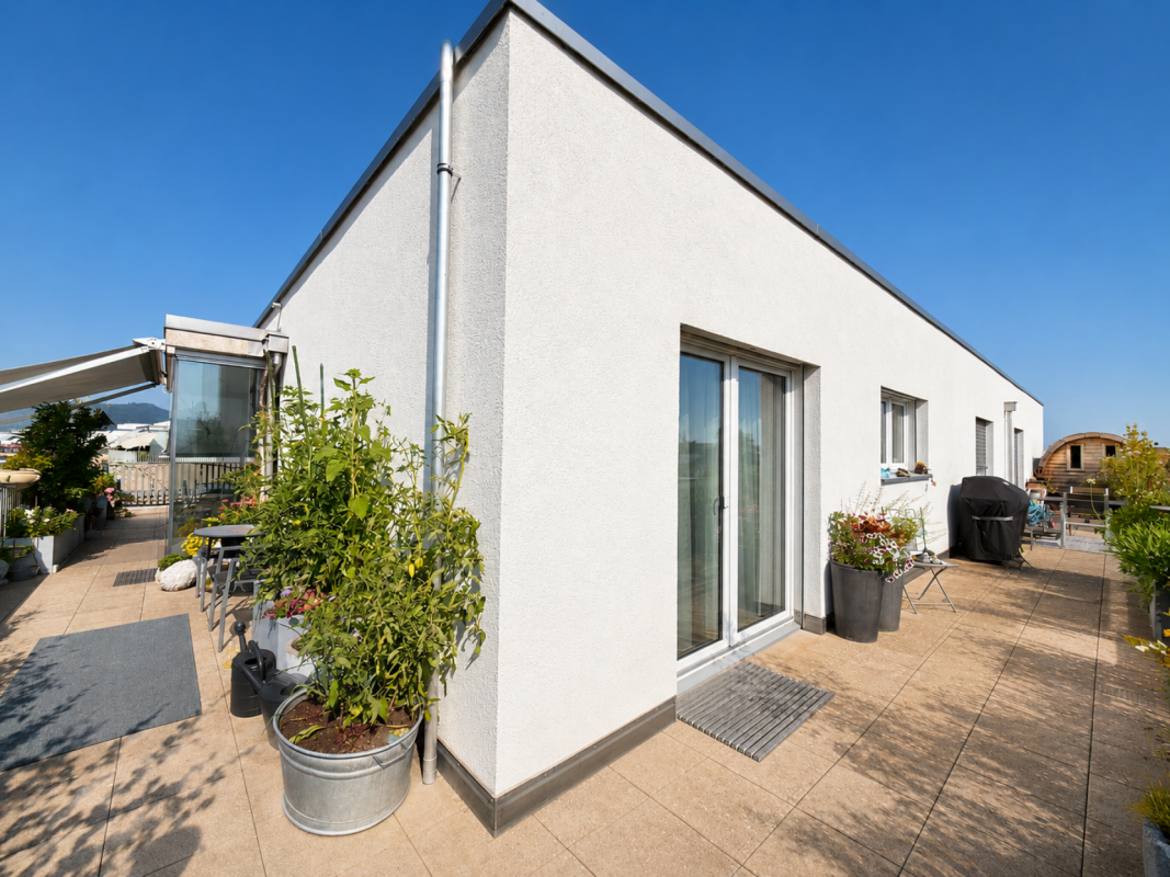 5.5-Zimmer-Attikawohnung mit 150 m² Rundumterrasse, Weitsicht und direktem Terrassenzugang aus jedem Zimmer
