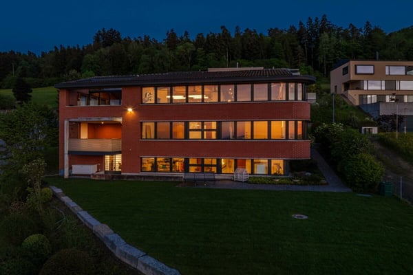 WO DER SEE ZUM PANORAMA WIRD: EXKLUSIVES EINFAMILIENHAUS AUF GROSSZÜGIGEM GRUNDSTÜCK 2