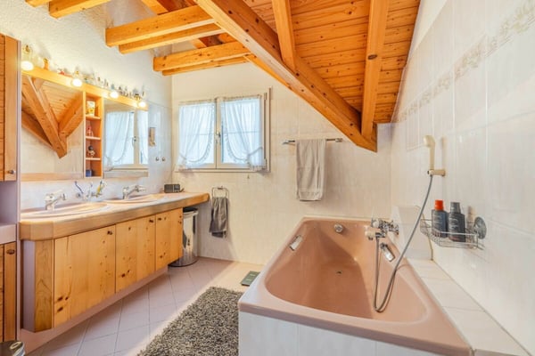 5.5-Zi. Einfamilienhaus mit Doppelgarage, grossem Garten und Whirlpool 9
