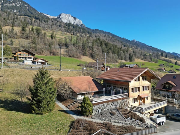 Grosszügiges 2.5 Zi Einfamilienhaus mit Umschwung 1