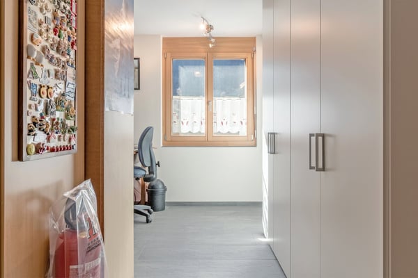 Grosszügiges 2.5 Zi Einfamilienhaus mit Umschwung 11