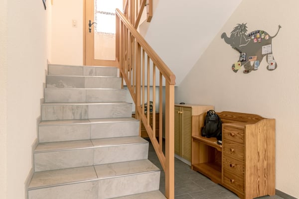 Grosszügiges 2.5 Zi Einfamilienhaus mit Umschwung 12