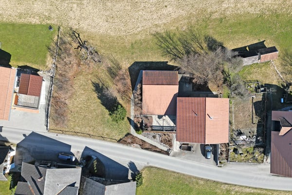 Grosszügiges 2.5 Zi Einfamilienhaus mit Umschwung 8