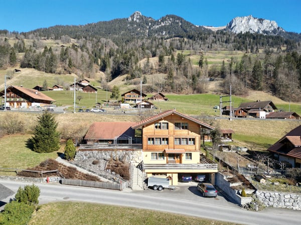 Grosszügiges 2.5 Zi Einfamilienhaus mit Umschwung 7