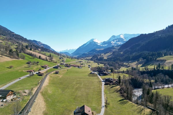 Grosszügiges 2.5 Zi Einfamilienhaus mit Umschwung 9