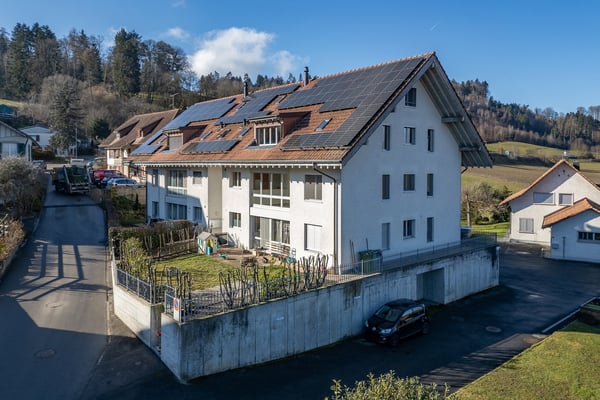 Grosse 4-Zimmer-Maisonette-Wohnung mit Sauna und herrlicher Aussicht in Schüpfen 2