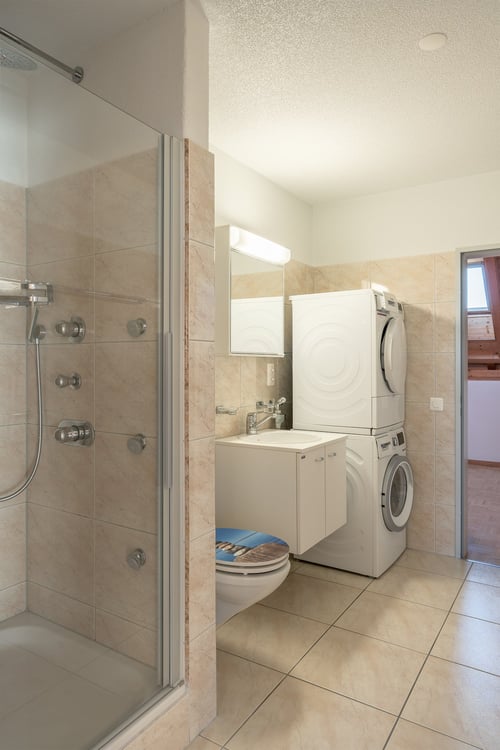 Grosse 4-Zimmer-Maisonette-Wohnung mit Sauna und herrlicher Aussicht in Schüpfen 12