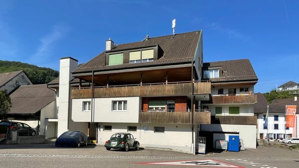 Wohn- und Geschäftshaus mit Parkplätzen in Buckten/BL 1