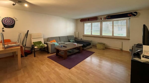 Wohn- und Geschäftshaus mit Parkplätzen in Buckten/BL 7
