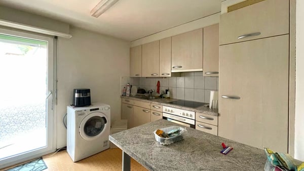 Wohn- und Geschäftshaus mit Parkplätzen in Buckten/BL 6