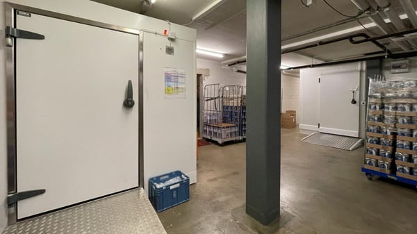 Wohn- und Geschäftshaus mit Parkplätzen in Buckten/BL 4