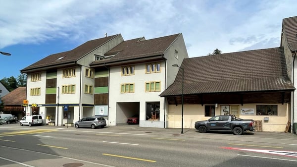 Wohn- und Geschäftshaus mit Parkplätzen in Buckten/BL 2