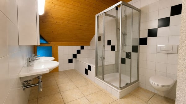Wohn- und Geschäftshaus im Zentrum von Oberdorf 13