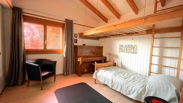 Traumhafte 5.5-Zimmer-Maisonettewohnung mit separatem Büro, zwei Garagen und Weitsicht 12
