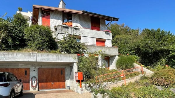 Traumhafte 5.5-Zimmer-Maisonettewohnung mit separatem Büro, zwei Garagen und Weitsicht 3