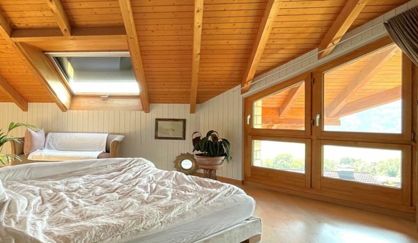 Traumhafte 5.5-Zimmer-Maisonettewohnung mit separatem Büro, zwei Garagen und Weitsicht 13
