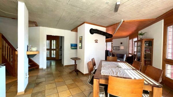 Traumhafte 5.5-Zimmer-Maisonettewohnung mit separatem Büro, zwei Garagen und Weitsicht 10