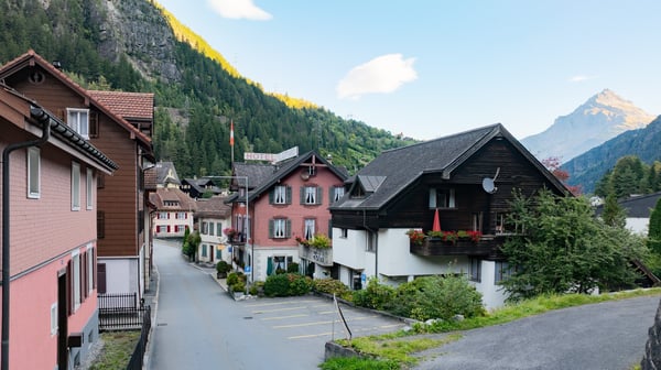 Wohnhaus mit Hotel und Restaurant in Gurtnellen UR 2