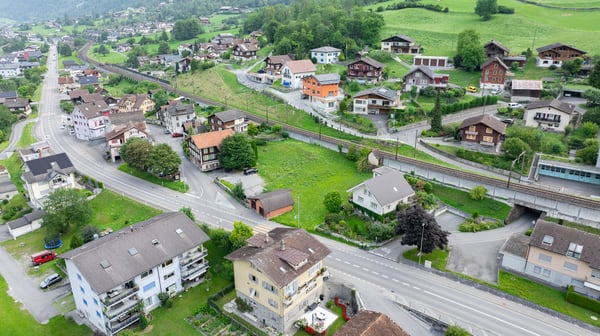 Bauland von 1872 m2 in Kernzone 2 - Entwicklungspotenzial mitten in Silenen 3