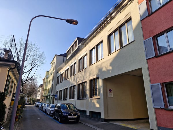 Hochwertige 3 1/2-Zimmerwohnung mit separatem Büroraum nahe Zürichsee 1