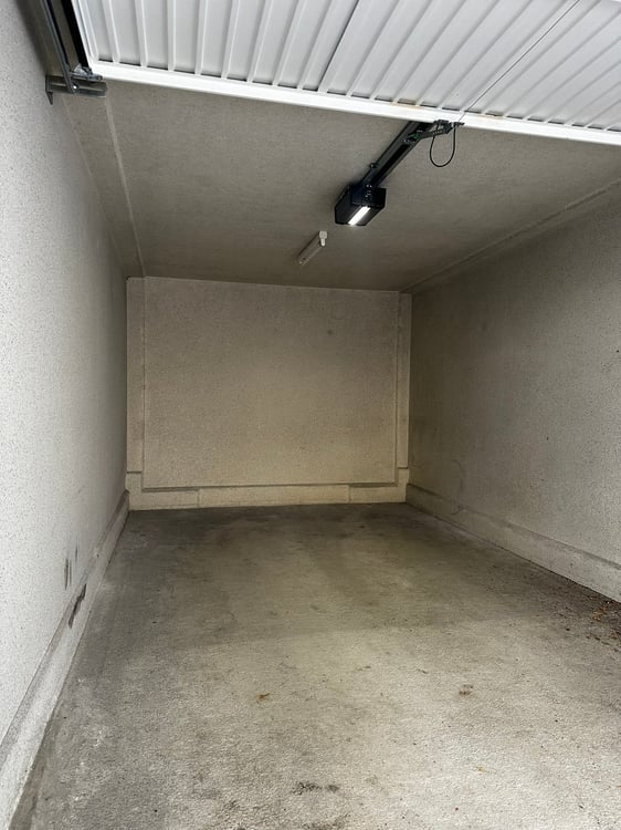 Einzel-Garagenbox mit Torantrieb ( Für Kleinwagen ) 2