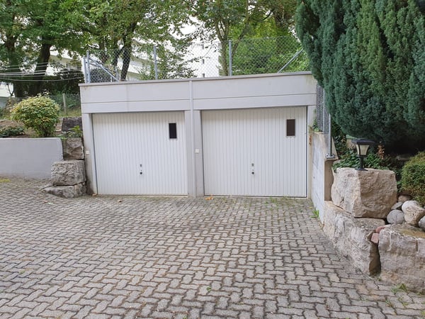 Einzel-Garagenbox mit Torantrieb ( Für Kleinwagen ) 1