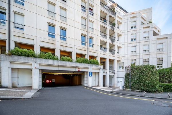 Place de parc intérieure dans parking collectif.