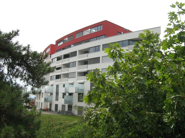 A 3 min. de la Gare CFF et de l'OFS, sous les écoles HEG-ARC 2