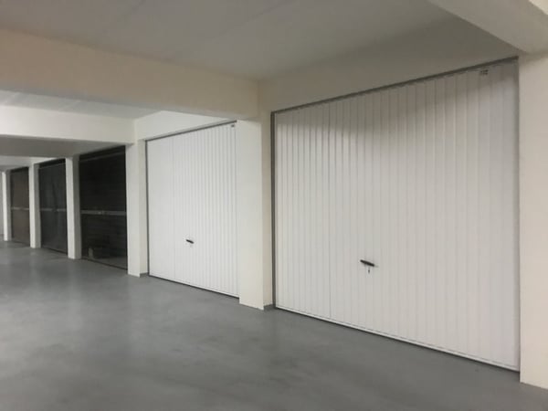Garage box rénové dans parking collectif 4