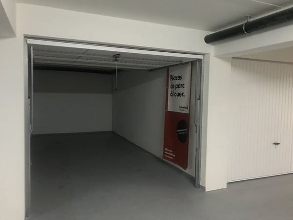 Garage box rénové dans parking collectif 5
