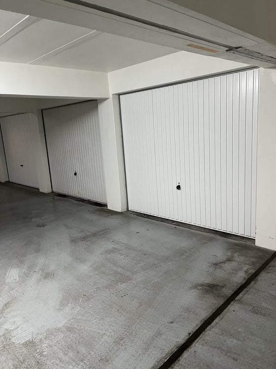 Garage box rénové dans parking collectif 3