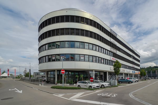 Moderne, lichtdurchflutete Bürofläche an zentraler Lage in Frauenfeld bezugsbereit und flexibel 2