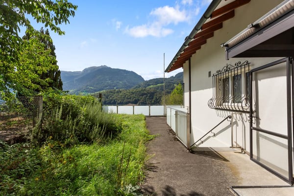 aussergewöhnliches Zweifamilienhaus an sensationeller Lage 2