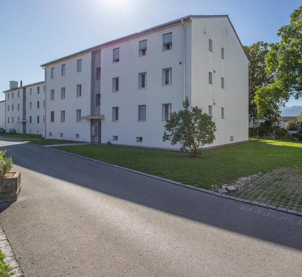 Familienfreundliches Wohnen mit grosszügigem Balkon und Blick ins Grün 2