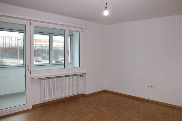 helle, *RENOVIERTE* und grosszügige 2-Zi. Whg. an zentraler Lage 1