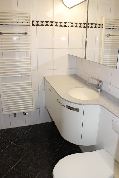 helle, *RENOVIERTE* und grosszügige 2-Zi. Whg. an zentraler Lage 15