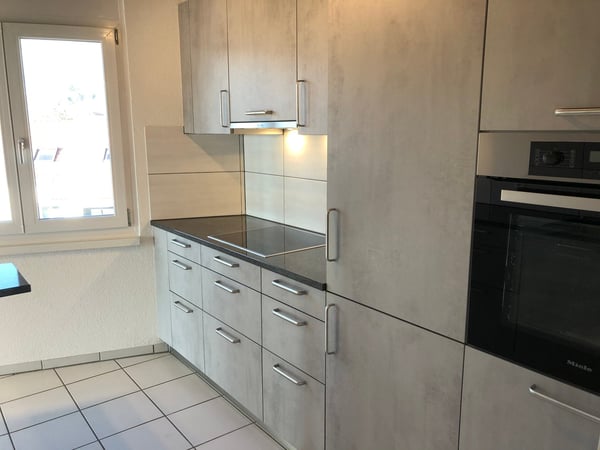 Exklusive grosse 2.5 Zi. Dachwohnung in 3 Familienhaus mit Rundumsicht inkl. eigener Hobbyraum 6