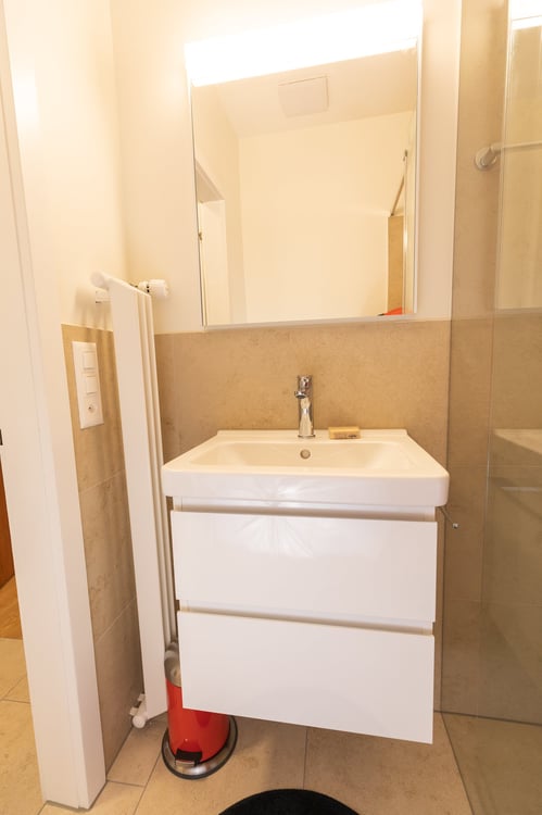 FULLY REFURBISHED: Quiet & central with breath-taking panoramic view on roof deck! 10