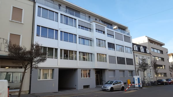 FULLY REFURBISHED: Quiet & central with breath-taking panoramic view on roof deck! 3
