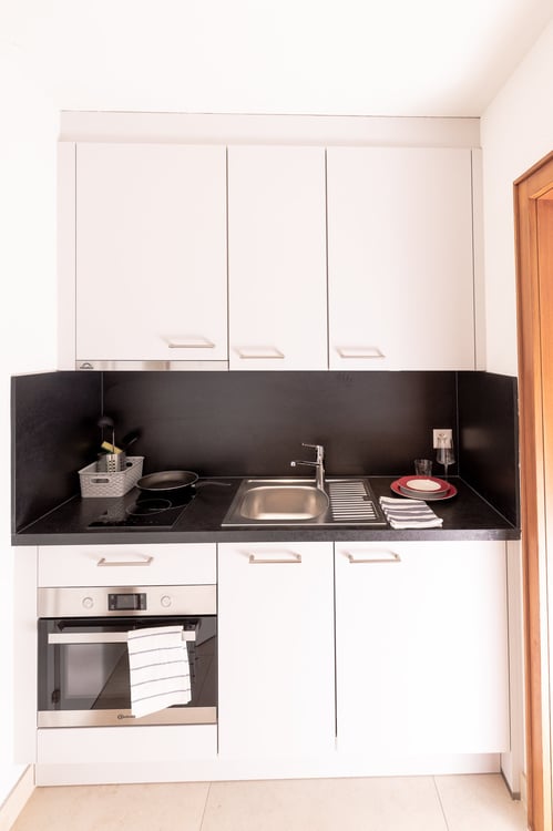 FULLY REFURBISHED: Quiet & central with breath-taking panoramic view on roof deck! 8