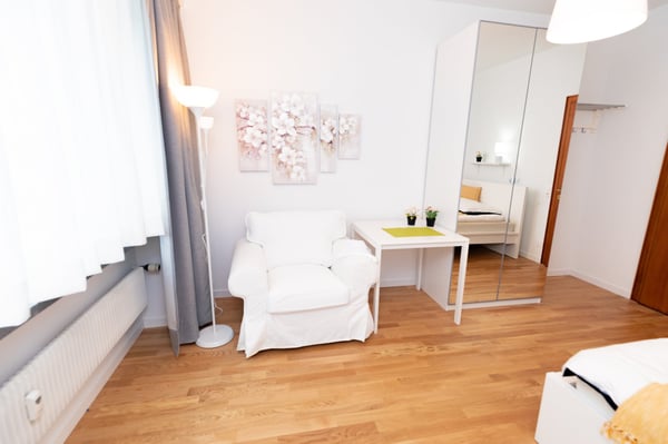 FULLY REFURBISHED: Quiet & central with breath-taking panoramic view on roof deck! 7