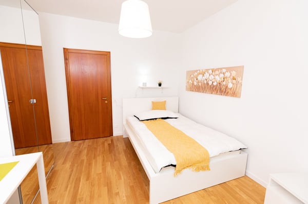 FULLY REFURBISHED: Quiet & central with breath-taking panoramic view on roof deck! 5