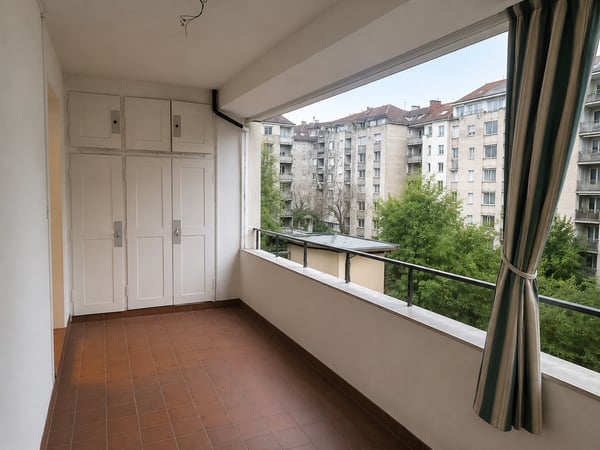 Schöne 2-Zimmer-Wohnung an zentraler Lage mit grossem Balkon 1