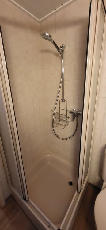 Zentrale und grosszügige 2.5-Zimmerwohnung 2. OG LINKS 13