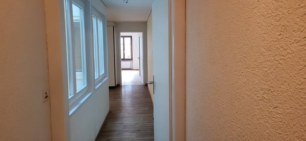 Zentrale und grosszügige 2.5-Zimmerwohnung 2. OG LINKS 14