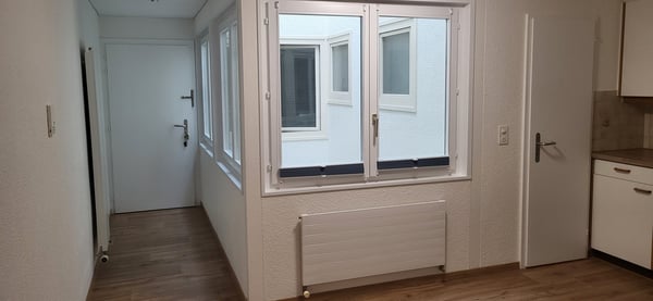 Zentrale und grosszügige 2.5-Zimmerwohnung 2. OG LINKS 8