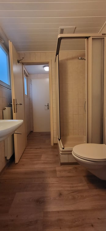 Zentrale und grosszügige 2.5-Zimmerwohnung 2. OG LINKS 12